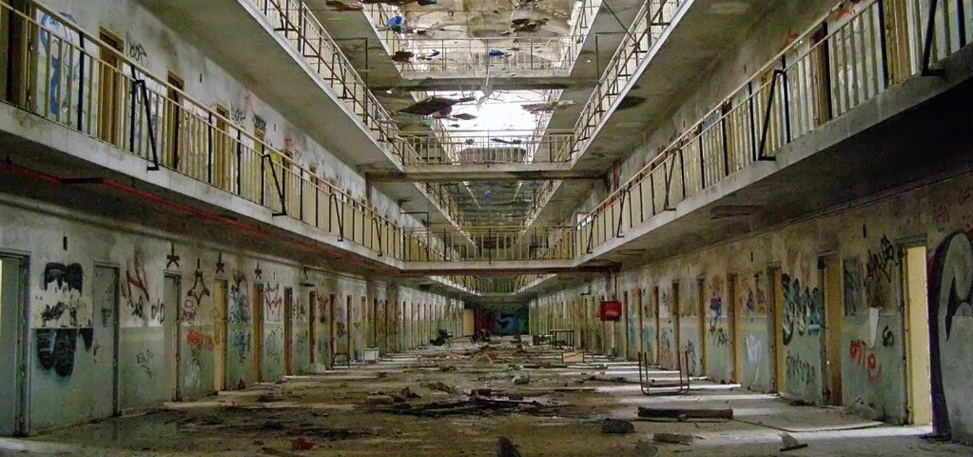 The Impact of Directional Antennas on the Interference Range and Effectiveness of High-Power Mobile Phone Jammers