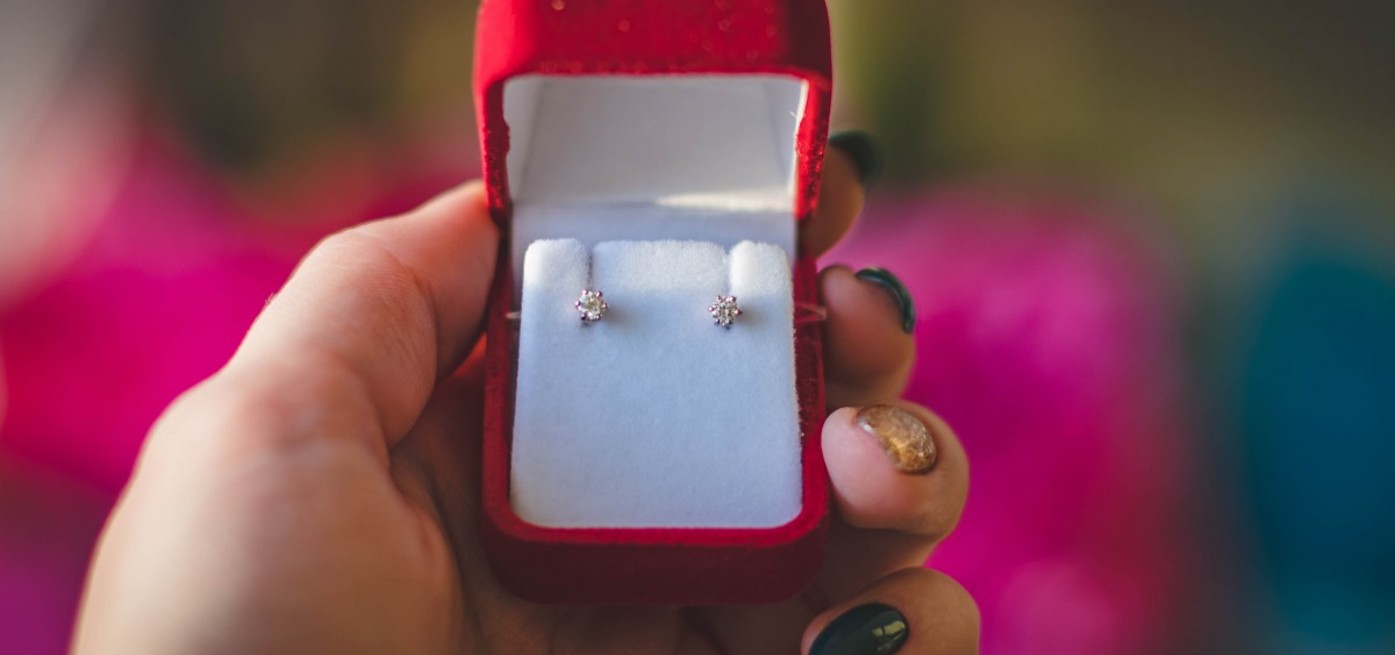 The Ethical Dilemma of Cell Phone Signal Jammers: Balancing Individual Needs and Public Communication